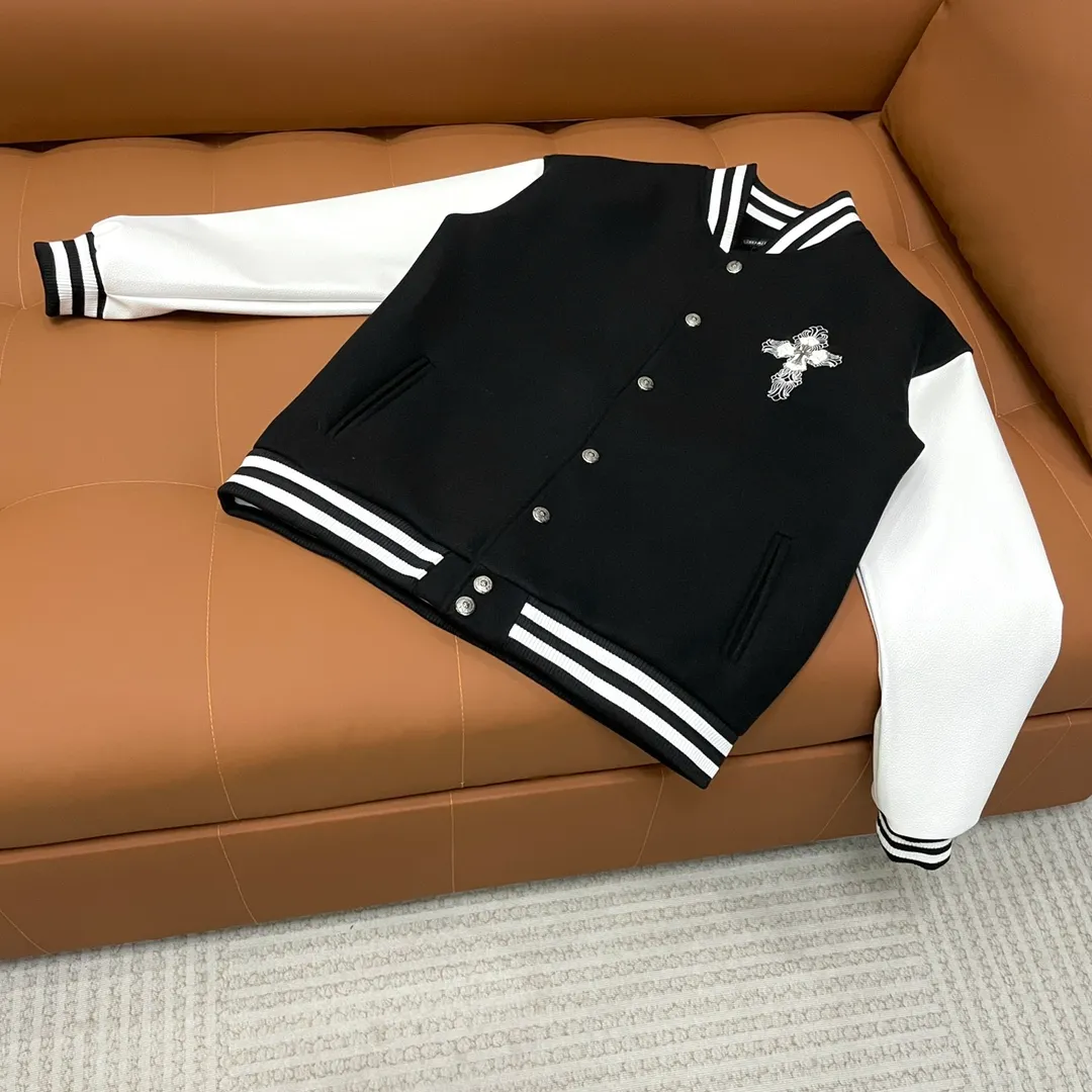 🅿️410 CH➡️Cro Xin 2024ss runway style baseball jacket. I ordered the original model and it took a month to finally ship. I love it so much. The upper body is really cool. A Douyin blogger said that this year's new jacket will become a future trend. If you look through street photos, you will find that celebrities regard it as a collectible jacket, a must-have item for men and women who want light luxury for commuting. Developing the highest version on the entire network, it took 1 month to customize and the cost was extremely high. The German imported flat-machine made custom-woven wool jacquard threads, using the first layer of imported lambskin. The pleated texture is unparalleled. It is hand-cut and meticulously crafted. The stitching position is very technical. Whether the whole garment is good or not depends on this position. Top-notch workmanship and details can stand the test. A full set of customized accessories, the letters are clear and perfectly restored without any difference. High-end atmosphere and full grade! The entire dress is exclusively customized with heavy craftsmanship. The towel patch embroidery is perfectly combined with craft embroidery and precise stitching! Absolute craftsmanship quality!